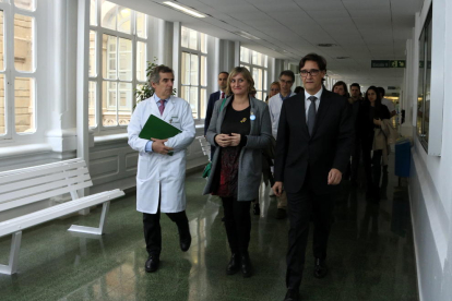 El ministro de Sanidad, Salvador Illa, y la consejera|consellera de Salud, Alba Vergés, llegando al salón de actos del Clínic.
