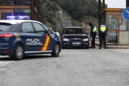 Dos agents de la Policia Nacional fent un control en un turisme espanyol que vol creuar la frontera al Pertús.