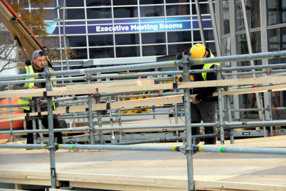 Detalle de dos operarios montando la entrada del MWC 2020 en Fira Gran Vía.