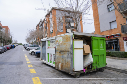 El centro de reciclaje móvil presenta un estado de envejecimiento y, en muchas ocasiones, los residuos mal puestos en el contenedor impiden el paso.