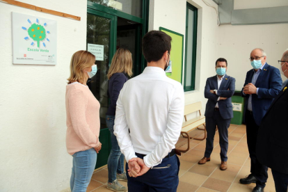El vicepresident Pere Aragonès i el conseller d'Educació, Josep Bargalló, visitant l'escola Montseny de Breda.