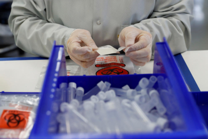 Un técnico monta kits de pruebas de coronavirus en una fábrica en California, en los EE.UU., el 26 de marzo de 2020.