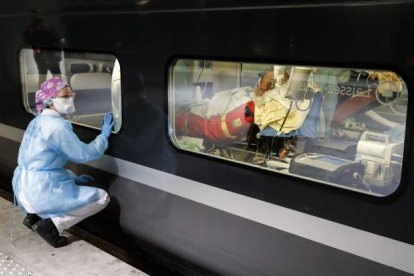 Imagen de archivo de un transporte médico en un tren.