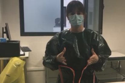 Captura de pantalla d'una professional sanitària amb una de les bates elaborades amb bosses de sac de plàstic per a l'hospital del Vendrel