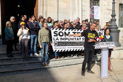 Pla obert del portaveu de la Plataforma Cel Net, Josep Maria Torres, en roda de premsa davant l'Ajuntament de Tarragona amb representants de les entitats que s'han adherit al manifest.