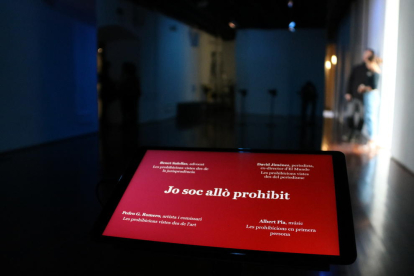 Tauleta amb un dels continguts de la instal·lació 'Jo soc allò prohibit' d'Isaki Lacuesta a l'Arts Santa Mònica.