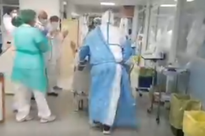 El personal sanitario, aplaudiendo al paciente.