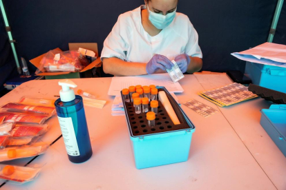 Una trabajadora sanitaria prepara un test PCR este lunes en Aranda de Duero.