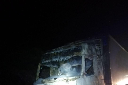 El foc ha cremat totalment el camió