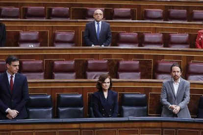 El president del Govern, Pedro Sánchez i els vicepresidents primera, Carmen Calvo i segon, Pablo Iglesias, durant el minut de silenci en record de les víctimes del coronavirus el passat 13 de maig.