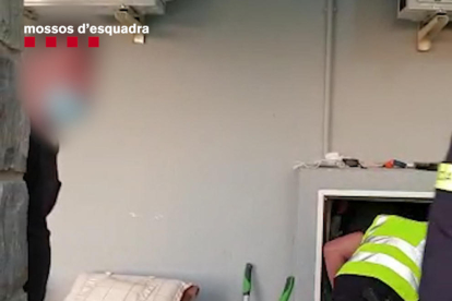 Los agentes en el operativo del secuestro de un matrimonio en Sabadell.