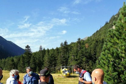 Bombers i policies reben instruccions en l'operatiu de recerca de l'excursionista desaparegut a la Vall de Boí