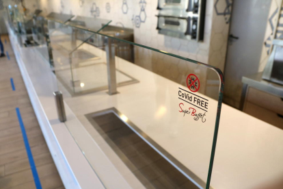 El vidre que impedeix que els clients accedeixin directament al menjar del bufet de l'hotel Best Terramarina.