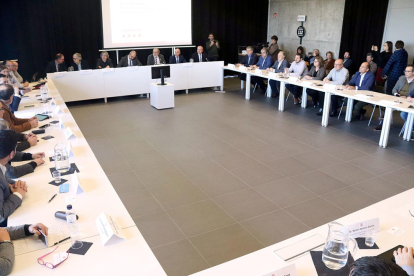 Reunió sobre la gestió d'accidents químics a l'edifici del 112 a Reus, aquest divendres 14 de febrer.