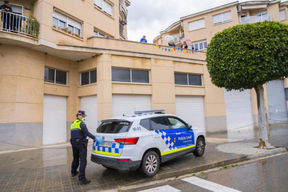 Momento en que la Policía Local de Constantí llegó a casa de Marina para felicitarla.