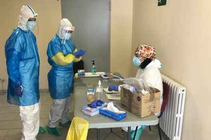 Imagen de los profesionales del Bus de la Salud efectuando pruebas de detección de la covid-19.
