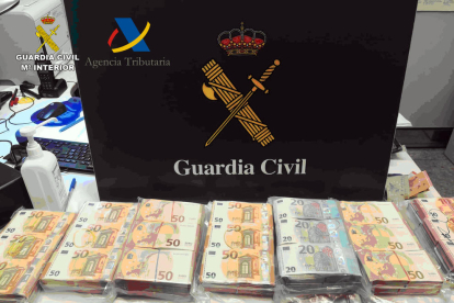Els prop de 300.000 euros enxampats dins la maleta d'un ciutadà alemany a l'Aeroport de Barcelona