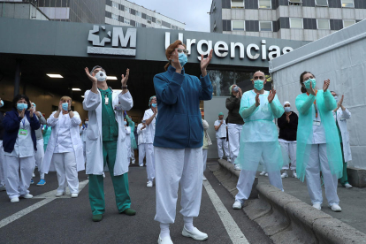 Personal sanitari de Madrid responent als aplaudiments dels veïns.
