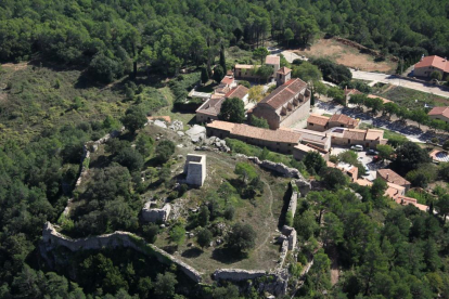 Imatge aèria del recinte del castell i les restes actuals.