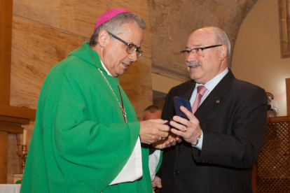 El arzobispo Joan Planellas recibe medalla de la entidad de manos del presidente CarlesBaches