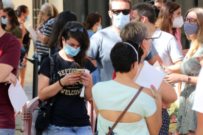 Pla obert de nombrosos ciutadans fent cua amb mascareta per accedir a fer-se una prova PCR a Vilafranca del Penedès.