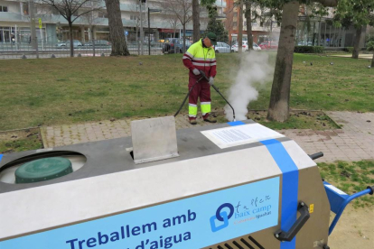 Imatge de la nova màquina incorporada en el tractament de les males herbes a la ciutat de Reus.