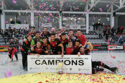 Los jugadores y cuerpo técnico del CE Vendrell celebrando el título de la Copa Princesa sobre la pista.