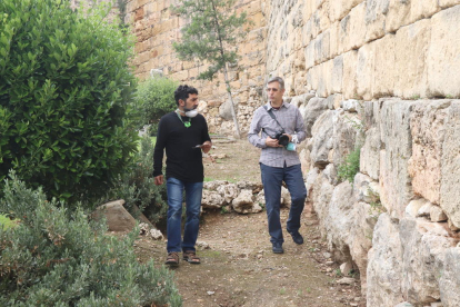 Els investigadors de Bioscicat, Txiki López i Ferran Aguilar, al costat de la muralla romana de Tarragona.