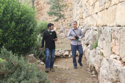 Los investigadores de Bioscicat, Txiki López y Ferran Aguilar, al lado de la muralla romana de Tarragona.