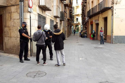 Agents de la Policia Local de Tortosa tramitant denúncies per l'incompliment de les mesures per aturar la covid-19.
