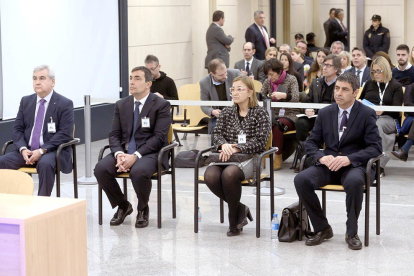 El major dels Mossos Josep Lluís Trapero, la intendent Teresa Laplana), l'exdirector Pere Soler, i l'ex-secretari general d'Interior César Puig durant l'inici del judici a la cúpula d'Interior el 20 de gener del 2020.