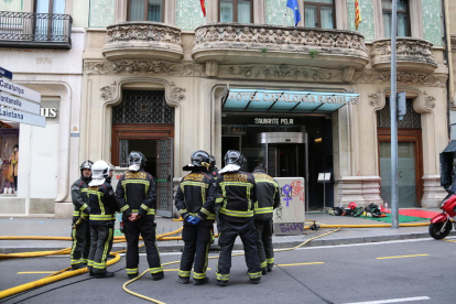 Bomberos en la puerta del Hotel Catalonia de Barcelona, en la calle Pelai.