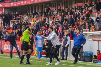 El árbitro expulsó a Molo, el entrenador del Lleida, en la segunda mitad por protestar.