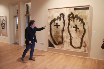 El director de arte de la Fundació Vila Casas, Àlex Susanna, explica una de los grabados que se pueden ver en el Castell de Vila-seca.