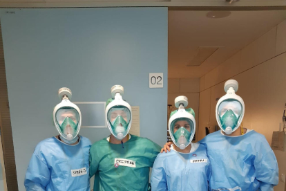 Professionals de l'hospital Sant Pau amb les mascaretes.