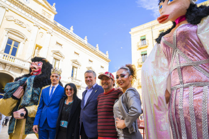 El Ninot, la Ninota, el Rei y la Concubina de este Carnaval, acompañados, del alcalde Ricomà con Pere Estadella y Jordina Ros.