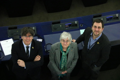 Plano picado de los eurodiputados Toni Comín, Clara Ponsatí y Carles Puigdemont en su escaño en la sede del Parlamento Europeo en Estrasburgo.