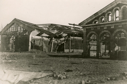 El magatzem núm.2 i el Tinglado 4 del Moll de Costa en una imatge de febrer del 1939.