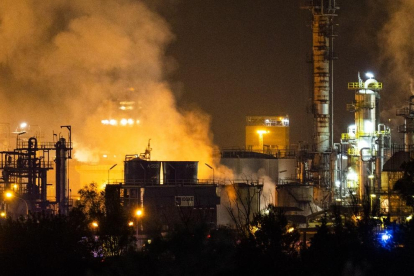Instants després de l'explosió a la planta química d'IQOXE del passat 14 de gener.