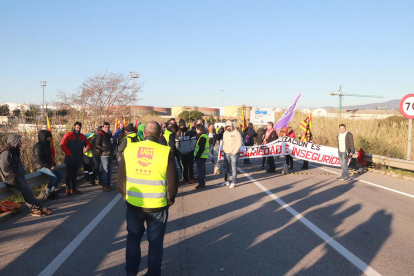 Un piquete informativo en el polígono norte cortante el tráfico en la T-750, durante la huelga en el sector petroquímico de Tarragona.
