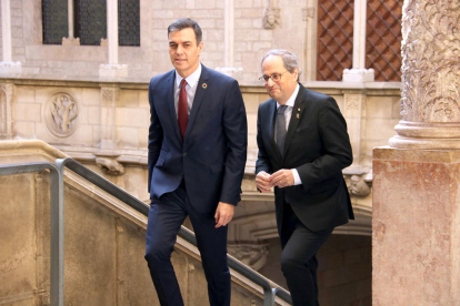 El presidente de la Generalitat, Quim Torra, y la cabeza|cabo|jefe del gobierno español, Pedro Sánchez, antes de reunirse en Palau el 6 de febrero.