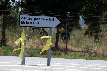 Detalle de un cartel de acceso a la prisión de Brians.