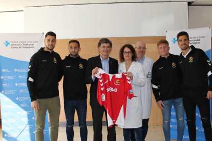 Josep Maria Andreu, acompañado por algunos jugadores del primer equipo, han visitado el Hospital Universitari Joan XXIII de Tarragona.
