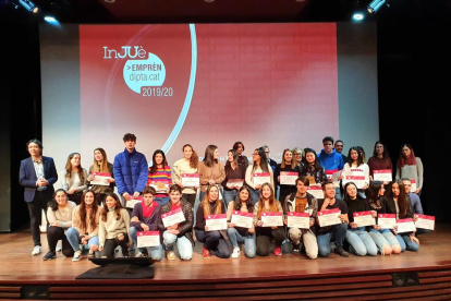 Imagen de los alumnos premiados en los Premios InJUè Emprèn Dipta.