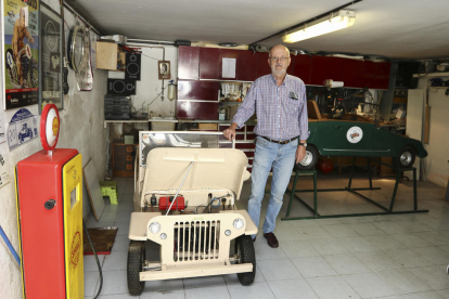 Mocusí al costat de la rèplica del Jeep Willys, el vehicle original de l'exèrcit americà que va estar al desembarcament de Normandia.