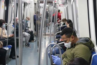 Plano abierto del interior de un vagón del metro de Barcelona.