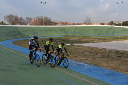 Tres ciclistes inaugurant el velòdrom el dia de la reinauguració.
