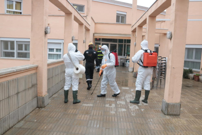 Efectivos del ejército en la entrada de la residencia de Àger, equipados para definfectar-la.
