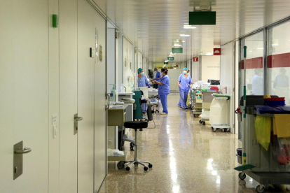 Profesionales sanitarios en uno de los pasillos de Unidades de Cuidados Intensivos (UCI) que atienden a pacientes con covid-19 en el Hospital de Bellvitge