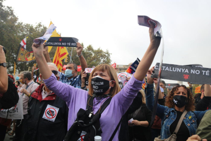 Una manifestant a Pla de Palau, al costat de l'Estacio de França.